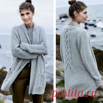 Удлиненный кардиган для женщин РАЗМЕР S/M (М/L) L/XL  ВАМ ПОТРЕБУЕТСЯ Пряжа (68% шерсти альпака, 10% овечьей шерсти, 22% синтетического волокна; 50 г/110 м) — 12 (13) 14 мотков светло-серой; спицы №5 и 6; ткань для мешковин карманов = примерно по 15 х 16 см + припуски н