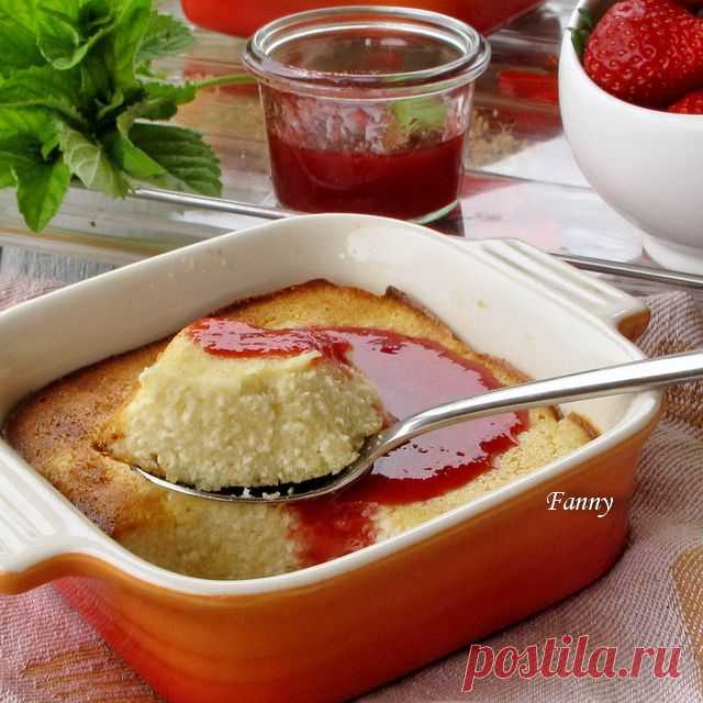 Творожная запеканка с клубничным соусом | Кошкин дом