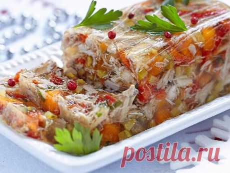 Наивкуснейший куриный холодец с овощами

Продукты:

 Куриная грудка - 350 г 
Вода - 1,5 л 
Морковь - 2–3 шт. 
Желатин - 15 г 
Зелень - 1 пуч. 
Лук - 1 шт. 
Лавровый лист - 2 шт. 
Перец душистый - 5 шт. 
Соль по вкусу 
Черный перец (молотый) по вкусу 

Приготовление: 

Куриные грудки вымойте, сложите в кастрюлю, залейте водой, доведите до кипения. Не забудьте снять пенку, затем убавьте огонь до минимума.Добавьте очищенные морковь, лук и корень петрушки, добавьте лавровый ли...