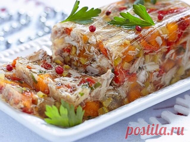 Наивкуснейший куриный холодец с овощами

Продукты:

 Куриная грудка - 350 г 
Вода - 1,5 л 
Морковь - 2–3 шт. 
Желатин - 15 г 
Зелень - 1 пуч. 
Лук - 1 шт. 
Лавровый лист - 2 шт. 
Перец душистый - 5 шт. 
Соль по вкусу 
Черный перец (молотый) по вкусу 

Приготовление: 

Куриные грудки вымойте, сложите в кастрюлю, залейте водой, доведите до кипения. Не забудьте снять пенку, затем убавьте огонь до минимума.Добавьте очищенные морковь, лук и корень петрушки, добавьте лавровый ли...