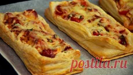 Берем сосиски и слоеное тесто для быстрого и вкусного перекуса Что нужно для быстрого и вкусного перекуса или завтрака. А нужно готовое слоеное тесто и сосиски. Слойки с сосисками это очень вкусно, ваши родные оценят. Слойки с сосисками: Слоеное тесто (дрожжевое) Сосиски Помидор (перец) Зелень Сыр Главное заранее разморозить слоеное тесто и тогда на приготовление..