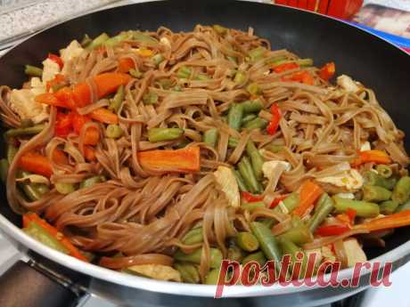 Соба с индейкой и овощами на сковороде🥢🍜 | Валерия ПП-Рецепты | Дзен