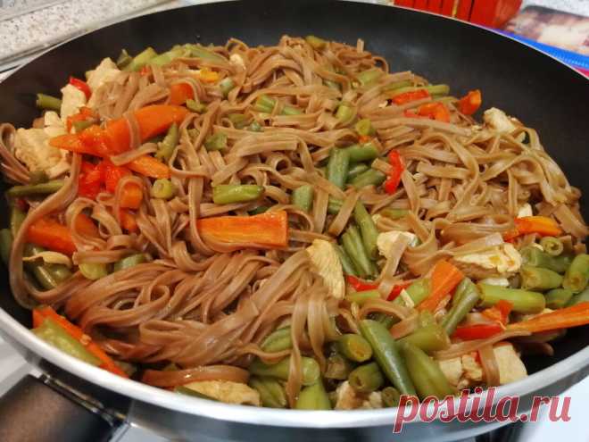 Соба с индейкой и овощами на сковороде🥢🍜 | Валерия ПП-Рецепты | Дзен