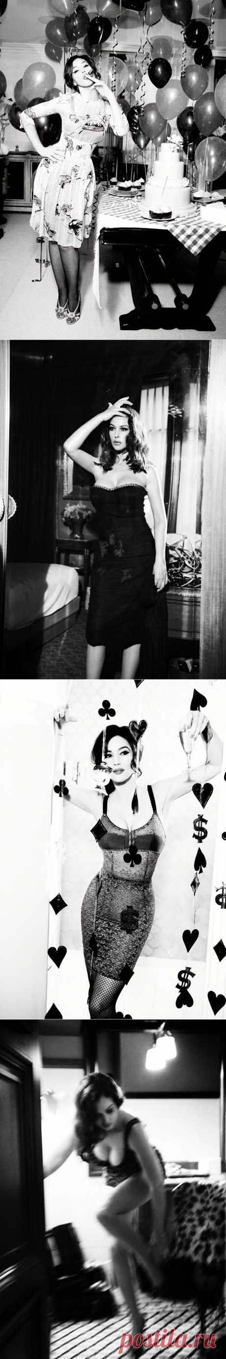 Моника Белуччи(Monica Bellucci) в фотосессии Эллен фон Унверт(Ellen von Unwerth) для журнала Glamour Italia (апрель 2012)