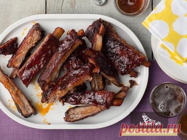 Свиные рёбрышки в остро-сладкой глазури

Ингредиенты:
свиные ребрышки: около 3 кг,
крупнозернистая соль,
коричневый сахар: 3 столовых ложки,
чеснок (измельчённый): 2 головки,
свежий тимьян: 2 чайных ложки,
перец чили (порошок): 3 столовых ложки,
свежемолотый чёрный перец,
кайенский перец: 1/4 чайной ложки,
яблочный сидр: 3 чашки, кетчуп: 3 чайных ложки,
дижонская горчица: 2 столовых ложки,
вустерширский соус: 2 чайные ложки.
Ребрышки не разделять, а только надрезать мембра...