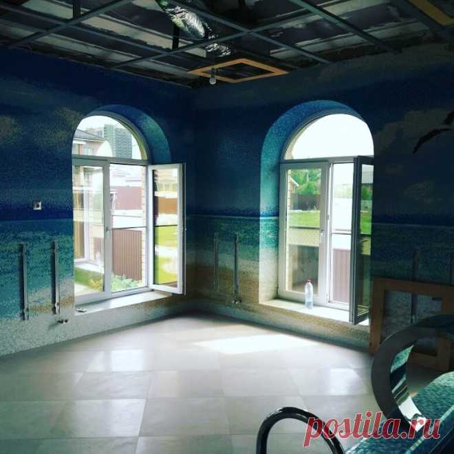 Окна бассейна частного дома тонируются зеркальной золотой пленкой от просматривания ..Привыкания клиента по времени длится 30 минут.С улицы не видно никого кто находиться в бассейне 
http://nkdijon.ru/