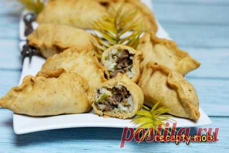 Пирожки с рисом, куриной печенью, яйцами, зеленым луком

✅ Ингредиенты:
Для теста:
▫ мука пшеничная – 300 г;
▫ сметана 15-20 % – 60 мл;
▫ вода 50 мл;
▫ растительное масло – 90 мл;
▫ разрыхлитель – 1 ч. л;
▫ соль – 1/3 ч. л.
Для начинки:
▫ куриная печень – 200 г;
▫ рис – 120 г;
▫ яйца – 1-2 шт;
▫ зеленый лук – 1 маленький пучок;
▫ соль – по вкусу;
▫ растительное масло – 30 мл.
