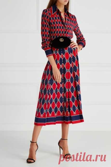 Бархатная сумка GG Marmont Gucci - Знаковая модель GG Marmont в виде поясной сумки – новинка от итальянского бренда Gucci в интернет-магазине модной дизайнерской и брендовой одежды