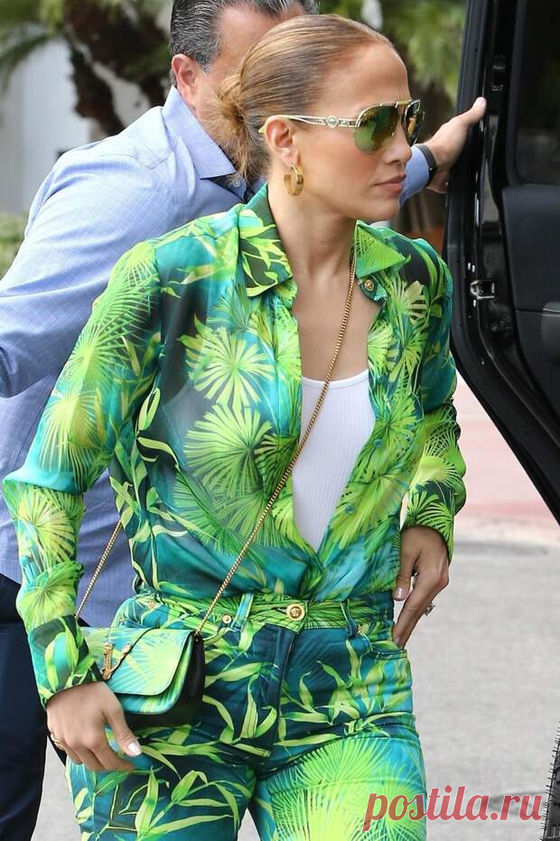 Дженнифер Лопес повторила свой культовый образ в Versace - ПАНОРАМАLIVE - медиаплатформа МирТесен Дженнифер Лопес вновь ностальгирует по 00-м: певица повторила свой культовый образ на церемонии вручения музыкальной премии «Грэмми» в 2000 году. Вчера 50-летняя звезда отправилась на ланч в районе Сохо в Майами. Джей Ло появилась в рубашке и брюках Versace с принтом в виде джунглей. Аутфит она...