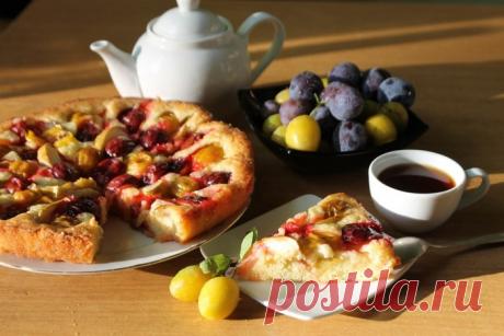 Сладкий открытый пирог с яблоками и сливами