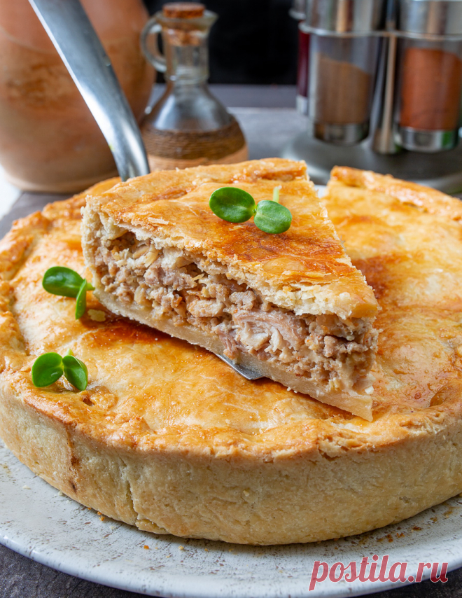 Пирог с курицей и свининой на Вкусном Блоге Добавляю еще один рецепт в копилку сытных пирогов, которые могут сойти за полноценную трапезу. Дополните его салатом из свежих овощей – и обед или ужин готов 🙂 Хрустящее песочное тесто отлично сочетается с сытной начинкой. При желании этот пирог можно приготовить на основе готового слоеного теста – это существенно сэкономит…