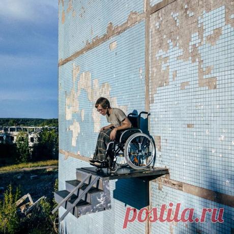 Самарский художник установил коляску и пандус на высоте. Таким образом он хочет привлечь внимание к проблемам инвалидов &quot;Я собирательный образ российского гражданина. На 8.5 процентов население состоит из людей различных групп инвалидности. Это 12.5 млн человек! Но их нет на улицах. Для моей соседки лестница является непреодолимым препятствием. В этом и кроется причина отсутствия таких людей в поле зрения. Но лестница является лишь первой &quot;ступенью&quot; в череде городских…