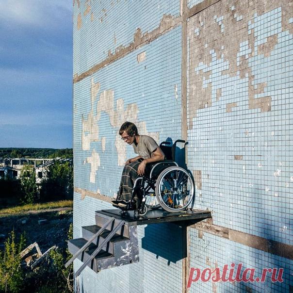 Самарский художник установил коляску и пандус на высоте. Таким образом он хочет привлечь внимание к проблемам инвалидов "Я собирательный образ российского гражданина. На 8.5 процентов население состоит из людей различных групп инвалидности. Это 12.5 млн человек! Но их нет на улицах. Для моей соседки лестница является непреодолимым препятствием. В этом и кроется причина отсутствия таких людей в поле зрения. Но лестница является лишь первой "ступенью" в череде городских…