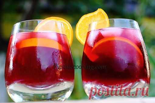 Сангрия (Sangria)

Самый популярный, разве что после пива и вина, напиток в Испании. Приготовленная правильно сангрия, не имеет ничего общего с синтетической покупной.

Ингредиенты:
1,2 л красного сухого вина
5 ст.л. сахара (или по вкусу)
Сок 1-го апельсина
2 апельсина, порезать полу кружочками
1 лимон, порезать полу кружочками
1 палочка корицы
50 мл бренди или коньяка
Для подачи:
200 мл сильно газированной воды (можно упустить)