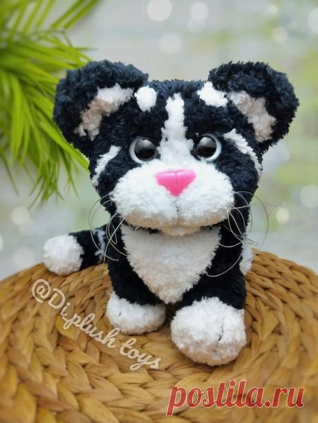 PDF Кот Том крючком. FREE crochet pattern; Аmigurumi toy patterns. Амигуруми схемы и описания на русском. Вязаные игрушки и поделки своими руками #amimore - котята из фактурной пряжи, плюшевый котик, кот из плюшевой пряжи, кошка, кошечка, котёнок.