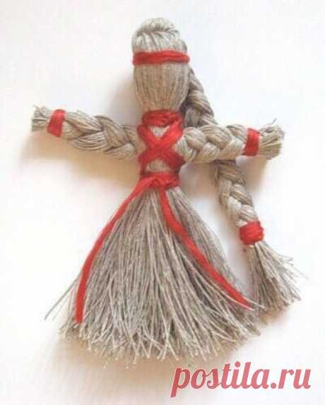 • Целительная кукла "На здоровье" делается только из льняных ниток, так как считается, что лён своими проиродными свойствами очень экологичен и забирая болезнь на себя, помогает человеку поправиться. Эта кукла ничем не украшается и не не терпит суеты, а напротив, делать её надо, стараясь максимально пребывать в состоянии благости, сконцентрировавшись помыслами о больном человеке, для которого это делается. Можно зажечь свечу и читать молитвы или заговоры. Захворавшему ребёнку кукла кладётся в кр