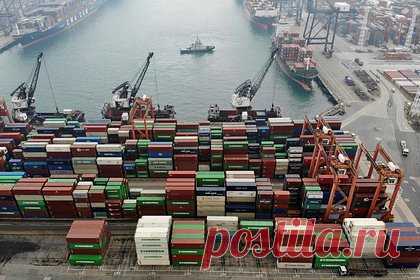 Цены на морские перевозки взлетели из-за атак хуситов. Цены на доставку одного контейнера из Китая в Европу увеличились в четыре раза из-за участившихся случаев ракетных обстрелов торговых судов со стороны йеменских повстанцев-хуситов из военизированной группировки «Ансар Алла». Об этом заявил советник по вопросам морского судоходства нидерландской Evofenedex Каспер Рураде