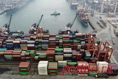 Цены на морские перевозки взлетели из-за атак хуситов. Цены на доставку одного контейнера из Китая в Европу увеличились в четыре раза из-за участившихся случаев ракетных обстрелов торговых судов со стороны йеменских повстанцев-хуситов из военизированной группировки «Ансар Алла». Об этом заявил советник по вопросам морского судоходства нидерландской Evofenedex Каспер Рураде