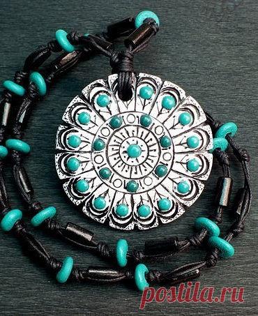 Эффектный кулон.