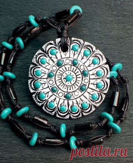 Эффектный кулон.