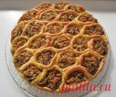 Самый оригинальный и вкусный пирог «Соты»

Ингредиенты
на тесто:
Теплая вода — 300 мл
Дрожжи сухие — 7 г
Майонез — 3 ст. л.
Яйца — 3 шт.
Сахар — 1,5 ст. л.
Пищевая сода — 1 ч. л.
Мука — 800 г
Растительное масло — 2 ст. л.
Соль — 1 ч. л.
на начинку:
Мясной фарш — 250 г
Квашеная капуста — 400 г
Морковь — 2 шт.
Растительное масло — 4–5 ст. л.
Лук —1 шт.
Сахар — 1 ч. л.
Соль — 1 ч. л.
пирог «Соты»

Приготовление:
1. Распустить дрожжи в 150 мл воды, добавить 1 ч. л. сахара. Пер...