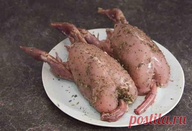 Для чего при варке мяса в кастрюлю кладут стакан или хрустальную рюмку: старинная поварская хитрость У каждого повара свои секреты и особые «фишки». И так как они не любят ими делиться, это будем делать мы!