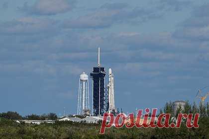 Запуск Falcon Heavy отложили из-за удара молнии. Компания SpaceX отменила запуск ракеты Falcon Heavy из-за удара молнии в стартовую площадку. Сотрудники Космического центра Кеннеди были вынуждены временно укрыться в убежище, передают «Известия». Национальная метеорологическая служба США выпустила предупреждение о торнадо.