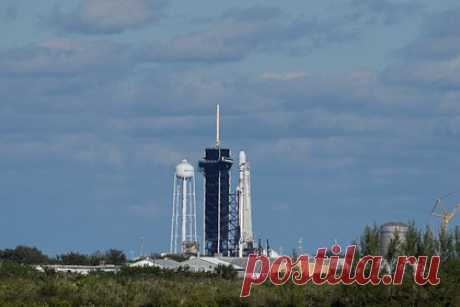 Запуск Falcon Heavy отложили из-за удара молнии. Компания SpaceX отменила запуск ракеты Falcon Heavy из-за удара молнии в стартовую площадку. Сотрудники Космического центра Кеннеди были вынуждены временно укрыться в убежище, передают «Известия». Национальная метеорологическая служба США выпустила предупреждение о торнадо.