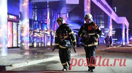 Пострадавший в «Крокусе» рассказал, что потерял сознание у пожарной лестницы. Один из пострадавших при теракте в «Крокусе», Сергей Никонов, отравился угарным газом и потерял сознание прямо возле выхода, дальше он ничего не помнит. На концерт мужчина пришёл вместе с женой. Когда открыли стрельбу, они были в кафе на бельэтаже, а после начала пожара пара побежала к пожарным лестницам, добралась до выхода, а двери оказались закрыты. Читать далее