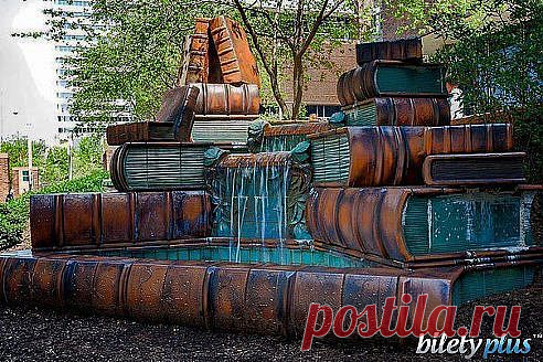 Книжный фонтан возле публичной библиотеки в Цинциннати,США.