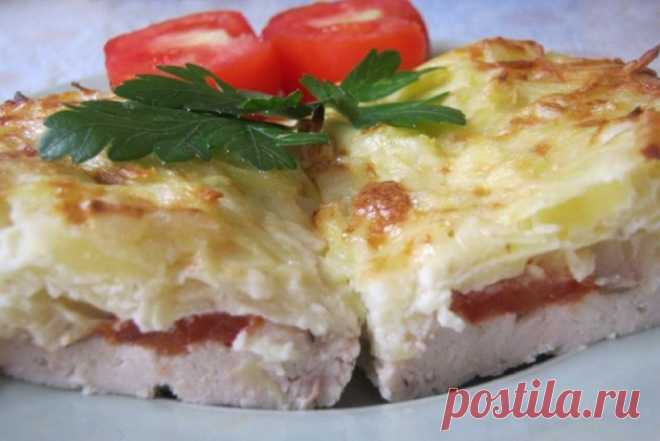 ​Курица, запеченная под тертым картофелем Ингредиенты:
Филе куриное 2 штукиКартофель 4 штукиЛук 1 штукаПомидоры 2 штукиСметана 3 столовые ложкиЯйцо куриное 3 штукиЧеснок 2 зубчикаСоль по вкусуПерец черный молотый по вкусуПриготовление:1. Филе разрезать и хорошенько отбить. Выложить на противень, застеленный фольгой. Посолить,...
