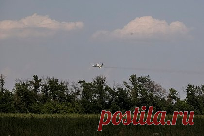 Минобороны доложило о сбитом украинском штурмовике Су-25. Истребительной авиацией Воздушно-космических сил (ВКС) России был сбит украинский штурмовик Су-25 в Запорожской области. Об этом заявили журналистам на брифинге в Минобороны в пятницу, 13 октября. В ведомстве доложили, что его удалось ликвидировать в районе населенного пункта Преображенка.