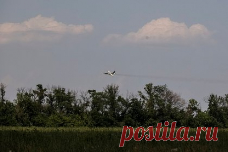 Минобороны доложило о сбитом украинском штурмовике Су-25. Истребительной авиацией Воздушно-космических сил (ВКС) России был сбит украинский штурмовик Су-25 в Запорожской области. Об этом заявили журналистам на брифинге в Минобороны в пятницу, 13 октября. В ведомстве доложили, что его удалось ликвидировать в районе населенного пункта Преображенка.
