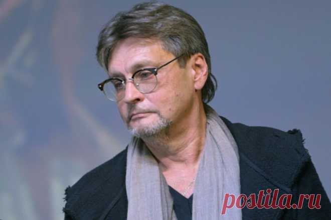 Актер Александр Домогаров впервые за долгое время появился на публике. Артист посетил премьеру фильма «Гардемарины 1787. Война».