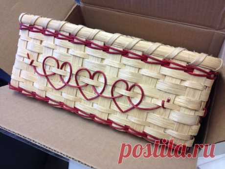 &lt;c&gt;Desk Basket with Hearts&lt;C/&gt;