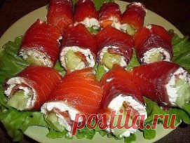 ТОП-7 ЗАКУСОК
Собираем рецепты к Новому году! 
 1. Рулетики из лосося со сливочным сыром 
Ингредиенты: 
1. ломтики слабосоленого лосося 250 г. 
2. сливочный сыр 250 г. 
3. маринованные или свежие огурцы 1-2 шт. 
4. веточки укропа 3-4 шт. 
5. листья салата для подачи 
6. лимонный сок для подачи 
7. красная икра для украшения 
Приготовление: 
Укроп промыть, обсушить и измельчить. Огурцы мелко нарезать. Смешать в небольшой миске сливочный сыр, укроп и нарезанные огурцы. Расстелить на столе плен