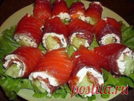 ТОП-7 ЗАКУСОК
Собираем рецепты к Новому году! 
 1. Рулетики из лосося со сливочным сыром 
Ингредиенты: 
1. ломтики слабосоленого лосося 250 г. 
2. сливочный сыр 250 г. 
3. маринованные или свежие огурцы 1-2 шт. 
4. веточки укропа 3-4 шт. 
5. листья салата для подачи 
6. лимонный сок для подачи 
7. красная икра для украшения 
Приготовление: 
Укроп промыть, обсушить и измельчить. Огурцы мелко нарезать. Смешать в небольшой миске сливочный сыр, укроп и нарезанные огурцы. Расстелить на столе плен