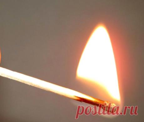 Как сбросить болезнь на дым и огонь
Поджигают 9 осиновых лучин и говорят на дым:

«Дым Дымович, кум огня,
Сослужи добрую службу для меня.
С этого дня, с этого раза
Сними с меня всякую хворь и заразу.
Пойди, моя хворь, туда, где старые ворота.
Сойди в старую могилу
Всё то, что меня сгубило,
На ныне, на вечно, на бесконечно.
Ключ, замок, язык.
Аминь. Аминь.
Аминь».