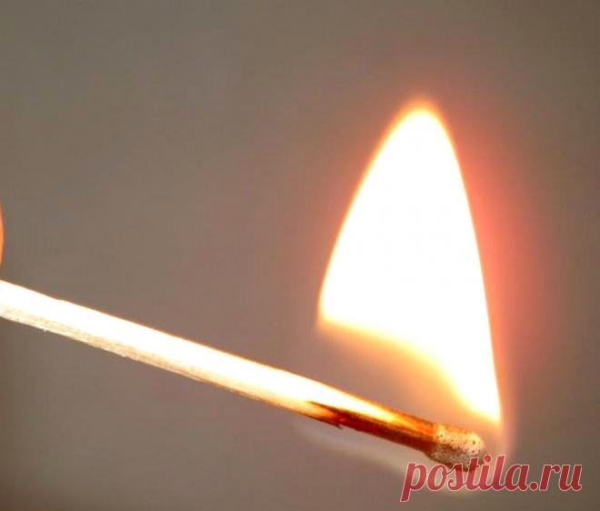 Как сбросить болезнь на дым и огонь
Поджигают 9 осиновых лучин и говорят на дым:

«Дым Дымович, кум огня,
Сослужи добрую службу для меня.
С этого дня, с этого раза
Сними с меня всякую хворь и заразу.
Пойди, моя хворь, туда, где старые ворота.
Сойди в старую могилу
Всё то, что меня сгубило,
На ныне, на вечно, на бесконечно.
Ключ, замок, язык.
Аминь. Аминь.
Аминь».