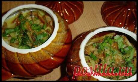 Топ 10 самых вкусных блюд в горшочках 🍽

1. Горшочки с мясом, фасолью и грибами

ИНГРЕДИЕНТЫ:
● 500 г говядины (свинины, баранины)
● 200 г фасоли
● 300 г помидоров
● 300 г грибов
● 200 г болгарского перца
● 150 г лука
● соль
● перец
● растительное масло

ПРИГОТОВЛЕНИЕ:
Если Вы не любите фасоль, можно ее не добавлять.Вместо маленьких горшочков можно использовать форму для запекания с крышкой, объемом около 2.5 л.Из указанного количества ингредиентов получается 5 средних го...