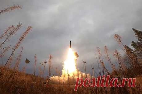 В России разработали новый имитатор ядерного взрыва. Специалисты Военной академии материально-технического обеспечения имени генерала Хрулева разработали новый имитатор наземного ядерного взрыва. Изделие будут применять на учениях и практических занятиях военных подразделений, чтобы повысить качество подготовки войск к действиям в условиях применения ядерного оружия.