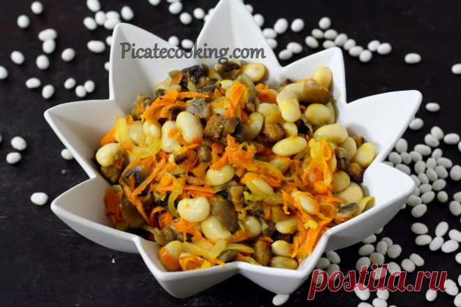 Пісний салат з квасолею та печерицями Багатий як смаком, так і консистенцією, пісний квасолевий салат з печерицями, хрусткими грінками, часником та морквою.