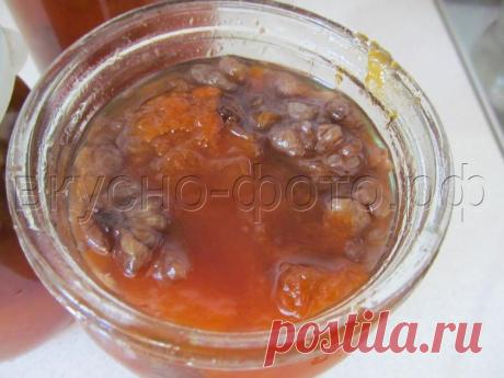 Варенье из абрикосов с грецкими орехами.