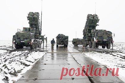 На Западе раскрыли уязвимость переданных Украине американских ЗРК Patriot. Военный аналитик Джефф Ламер в статье для западного издания The National Interest раскрыл уязвимость переданных Украине американских зенитно-ракетных комплексов Patriot. По словам специалиста, работа радара этих систем выдает их местоположение, поэтому они становятся легкой мишенью для российских ударов.