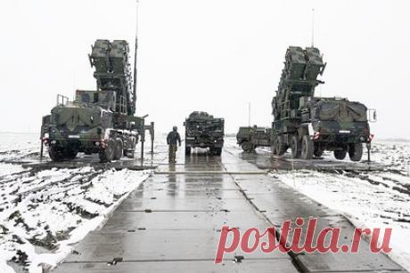 На Западе раскрыли уязвимость переданных Украине американских ЗРК Patriot. Военный аналитик Джефф Ламер в статье для западного издания The National Interest раскрыл уязвимость переданных Украине американских зенитно-ракетных комплексов Patriot. По словам специалиста, работа радара этих систем выдает их местоположение, поэтому они становятся легкой мишенью для российских ударов.