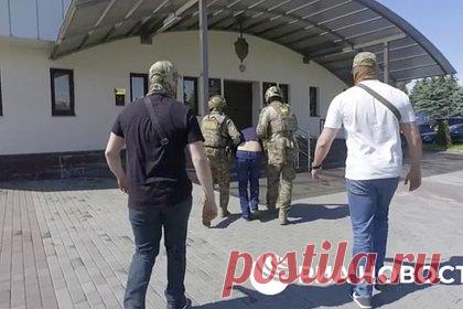 ФСБ задержала гражданина Украины по подозрению в шпионаже. В Нальчике сотрудники ФСБ задержали гражданина Украины по подозрению в шпионаже. Мужчина работал на Службу безопасности Украины. Выполняя задание, он собрал и передал сотруднику ведомства сведения военного характера. В отношении украинца возбудили дело. По статье о шпионаже ему грозит от 10 до 20 лет колонии.