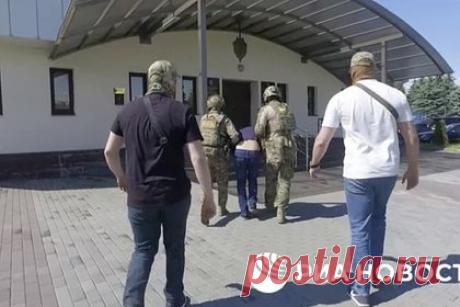 ФСБ задержала гражданина Украины по подозрению в шпионаже. В Нальчике сотрудники ФСБ задержали гражданина Украины по подозрению в шпионаже. Мужчина работал на Службу безопасности Украины. Выполняя задание, он собрал и передал сотруднику ведомства сведения военного характера. В отношении украинца возбудили дело. По статье о шпионаже ему грозит от 10 до 20 лет колонии.