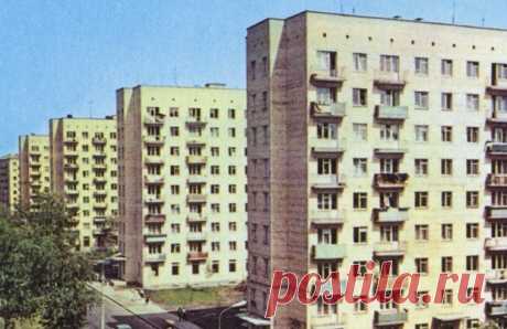 Почему в СССР строили дома не выше 9 этажей? К началу 1970-х возникла необходимость строительства жилых домов большей высотности. Но, согласно нормативам безопасности, дома выше 28 м должны были оснащаться пожарными лестницами, пассажирским и грузовым лифтами.Эти требования увеличивали стоимость строительства и окупались лишь в...