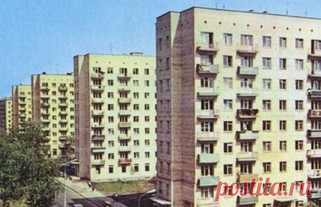 Почему в СССР строили дома не выше 9 этажей? К началу 1970-х возникла необходимость строительства жилых домов большей высотности. Но, согласно нормативам безопасности, дома выше 28 м должны были оснащаться пожарными лестницами, пассажирским и грузовым лифтами.Эти требования увеличивали стоимость строительства и окупались лишь в...