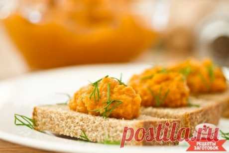 Кабачковая икра: вкусный рецепт
Кабачковая икра - это очень вкусная, полезная и простая закуска. Кусочек черного пшеничного хлеба со свежей кабачковой икрой может стать прекрасным завтраком или перекусом. Попробуй приготовить свою домашнюю кабачковую икру. 
Тебе понадобится:
1 кг кабачков
2 баклажана
2 луковицы
2 морковки
4 болгарских перца
Стакан томатного сока
Растительное масло
Перец, соль
Как приготовить:
Все овощи очисти и нарежь кубиками средней величины.
На масле